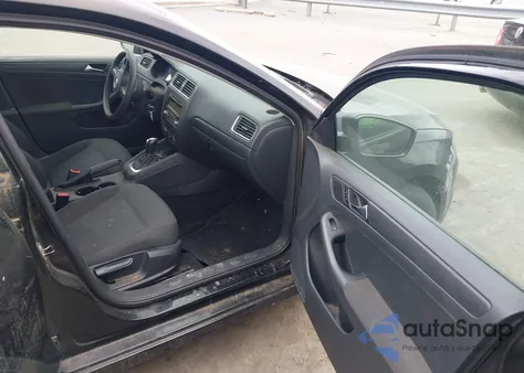 2011 Volkswagen Jetta 2.0L S z USA, uszkodzony, nr VIN 3VW2K7AJ8BM390183